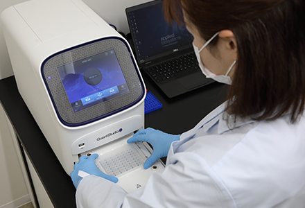 拡大スクリーニング検査（SCID、SMA）に使用するリアルタイムPCR装置（QuantStudio5　Applied Biosystems）